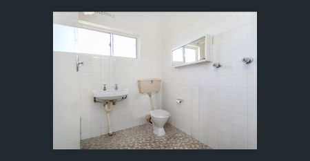 Between the City and Sea - Photo 4