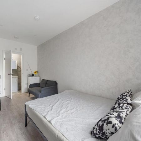 1 bedroom in a flat share to rent - Photo 3