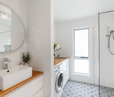 TRENDY TWO BEDROOM FLAT WITH DIRECT STREET ACCESS! - Photo 5