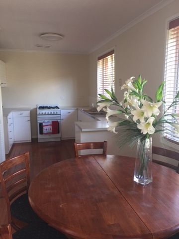 135 Flagstaff Gully Road, Lindisfarne TAS 7015 - House For Rent | Domain - Photo 2