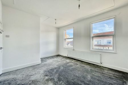 3 bed House Central Avenue, Southend-on-Sea, SS2 - Photo 4