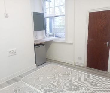 1 bedroom in a flat share to rent - Photo 4