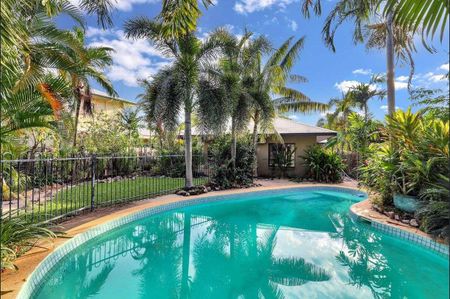 STUNNING FAMILY HOME WITH LARGE POOL - DURACK - Photo 2