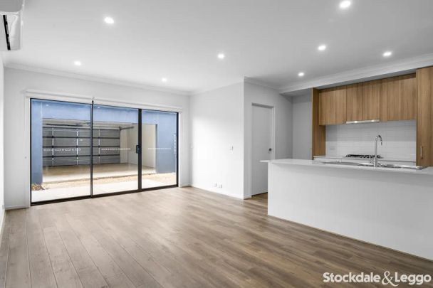 “Modern Townhouse Living in Grand View Estate!” - Photo 1