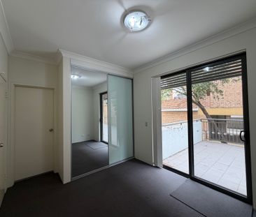 Beautiful Freshly Painted 2 Bedroom Unit, Fantastic Location, Brand... - Photo 3