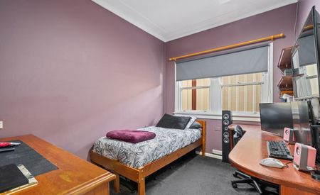 WELL PRESENTED FAMILY HOME IN GREAT LOCATION! - Photo 2