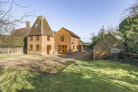 A character Oast house set in a rural location with charming countryside views. - Photo 3