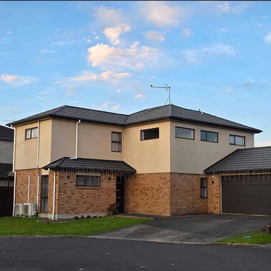 Spacious 5BR Family Haven in Takanini - Photo 1