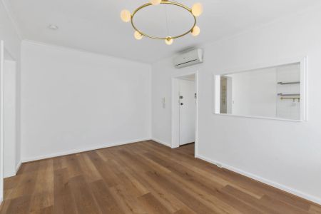 Welcome Home: Stylishly Renovated Top-Floor Apartment! - Photo 3