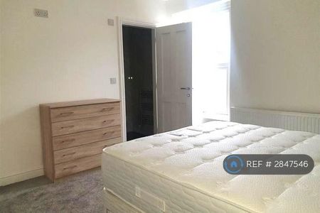 1 bedroom in a house share to rent - Photo 3