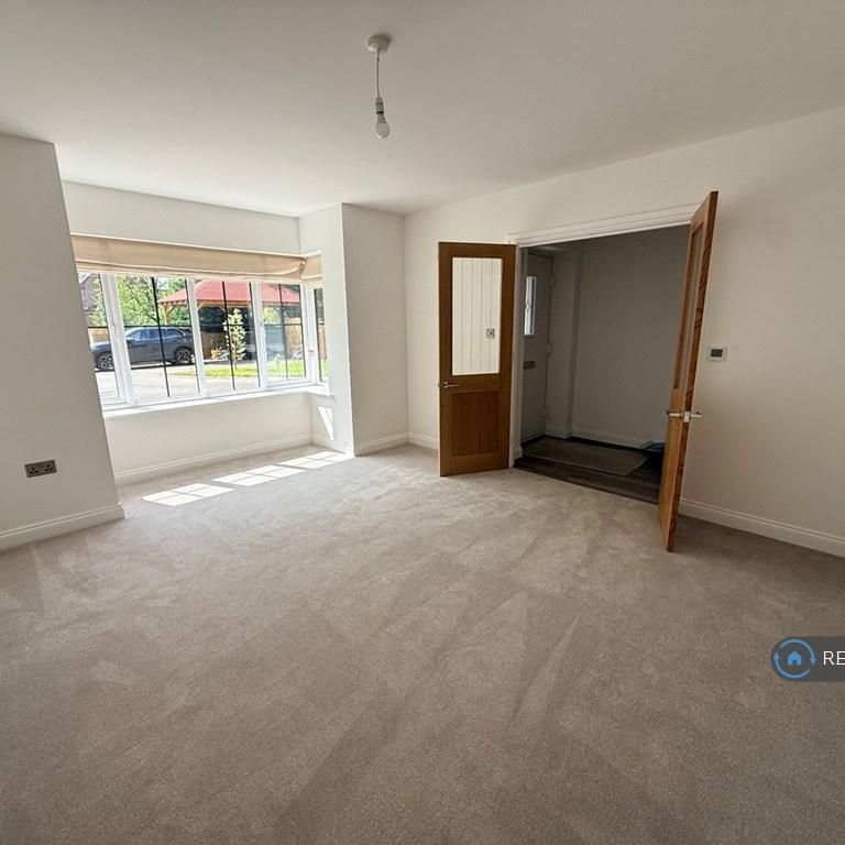 4 bedroom detached house to rent - Photo 1