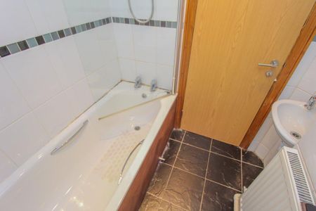 3 bedroom flat to rent - Photo 5