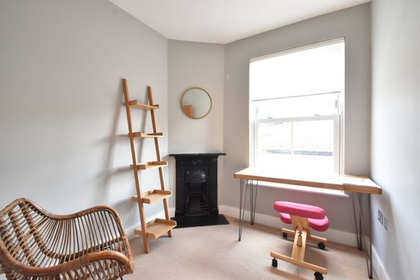 New Road, WEYBRIDGE, KT13 - Photo 1