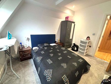 AVAILABLE END OF JAN | FULLY FURNISHED TWO BEDROOM | PRIME LOCATION | GREAT TRANSPORT LINKS - Photo 4