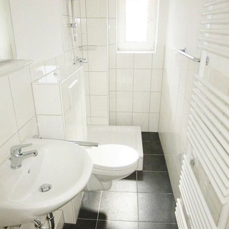 Schöne Wohnung sucht Mieter: praktische 2,5-Zimmer-Wohnung, frisch saniert - Foto 1