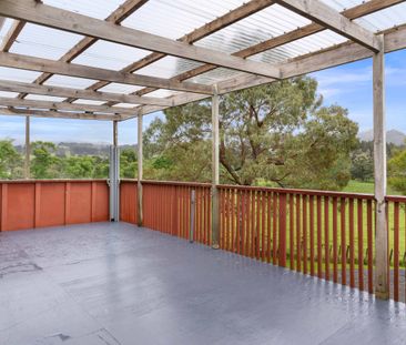 Family Home with Expansive Garaging / Workshop - Photo 4