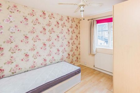 3 bedroom end of terrace house to rent - Photo 2