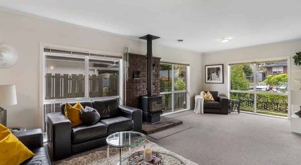 HOWICK - Lovely 3bdrm with garage. Warm and Sunny - Photo 1