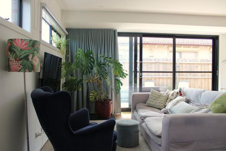 Modern Living with a Bright and Welcoming Feel - Photo 3