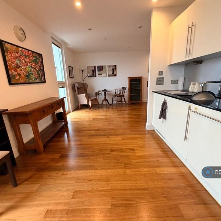 Studio to rent - Photo 1