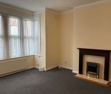 2 Bed Flat, Blenheim Gardens, NW2 - Photo 2
