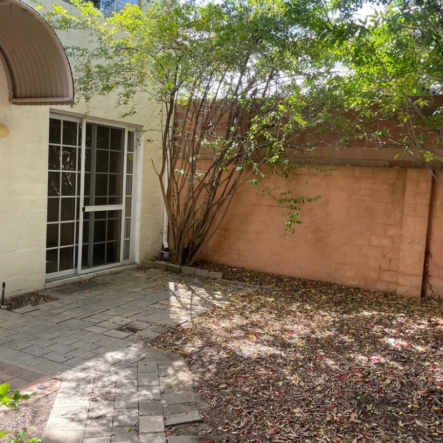 3-bedroom, 2-bathroom townhouse - Photo 1
