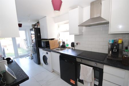 1 bedroom Flat to let - Photo 3