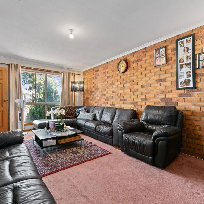 COZY 2-BEDROOM UNIT IN PRIME ST ALBANS LOCATION - Photo 1