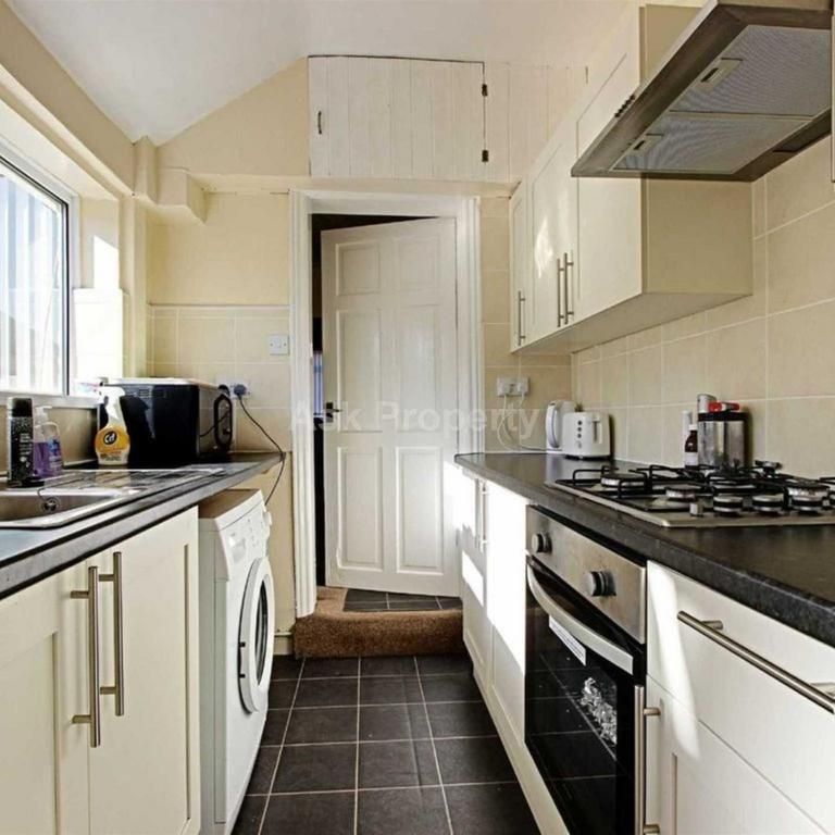 1 bedroom in a house share to rent - Photo 1
