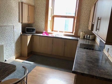 3 bedroom flat to rent - Photo 3