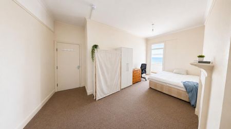 4 bedroom flat to rent - Photo 3