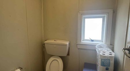 Student Rental - Five Bedrooms - Centrally Located - Photo 5
