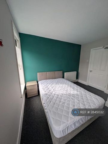 1 bedroom in a house share to rent - Photo 2