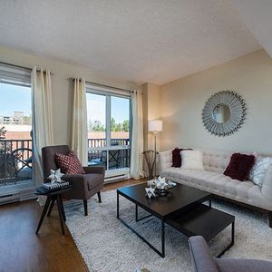 2 Bedroom | 1 Bathroom - 5775 Cavendish Boulevard, Montréal - Photo 2