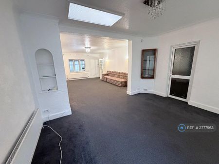 5 bedroom detached house to rent - Photo 3