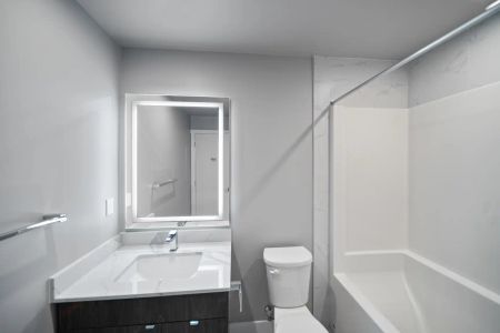 West Garneau — 2 Bed 2 Bath - D5 - Photo 5