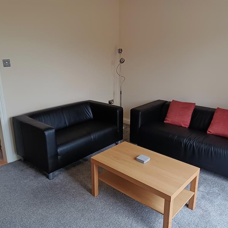 4 bedroom end of terrace house to rent - Photo 1