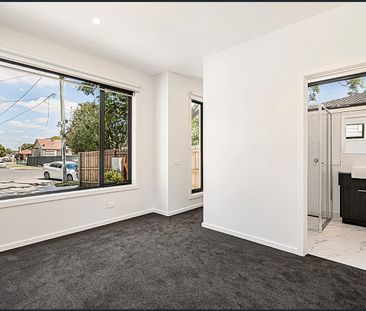 Light Filled Family Living - Photo 3