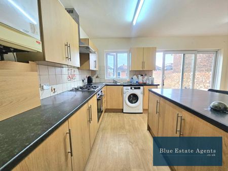 4 bedroom semi-detached house to rent - Photo 3