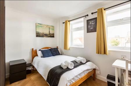 2 Bed Semi-Detached House, Highfield Avenue, NW11 - Photo 2