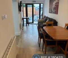 1 bedroom in a house share to rent - Photo 5