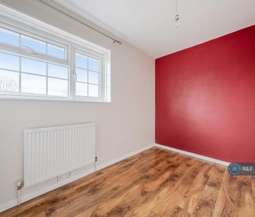 4 bedroom semi-detached house to rent - Photo 5