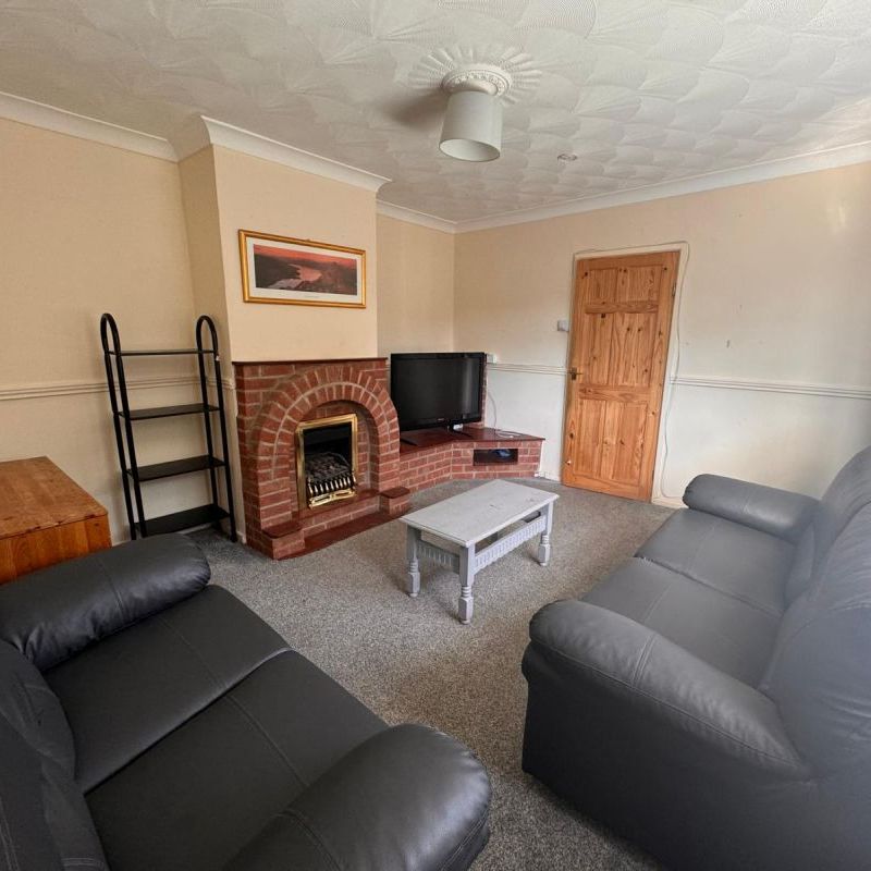 16 Schofield Road - Engineering side 4 bed 2 bath Loughborough - Photo 1