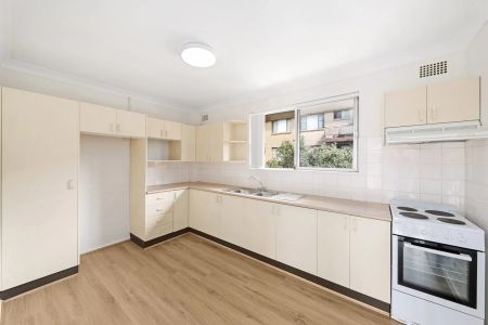 Modern Three Bedroom Apartment! - Photo 4