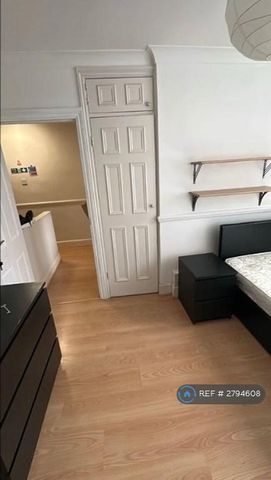 1 bedroom in a flat share to rent - Photo 2
