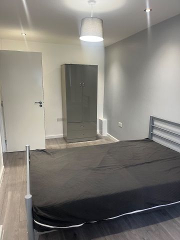 Room in a Shared House, London, E16 - Photo 4