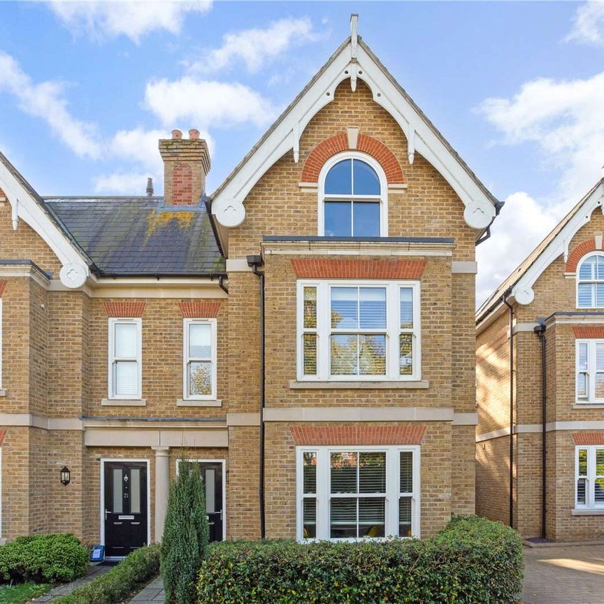 Stunning family house set in a gated cul-de-sac built by Shanly Homes. Wonderful south facing garden with sun terrace. - Photo 1