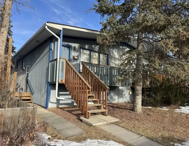 Free rent Jan - Pets welcome! Just renovated Upper-Level in by Bowness Park | 8636 47 Avenue Northwest, Calgary - Photo 1