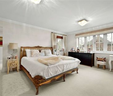 Set within a prestigious private estate, this impressive six bedroo... - Photo 4