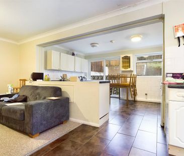 4 bedroom semi-detached house to rent - Photo 3